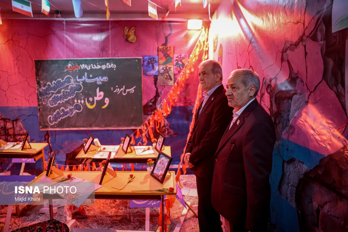 مسعود پزشکیان، رییس جمهور و علیرضا کاظمی، وزیر آموزش و پرورش در آیین آغاز سال تحصیلی ۱۴۰۶-۱۴۰۵