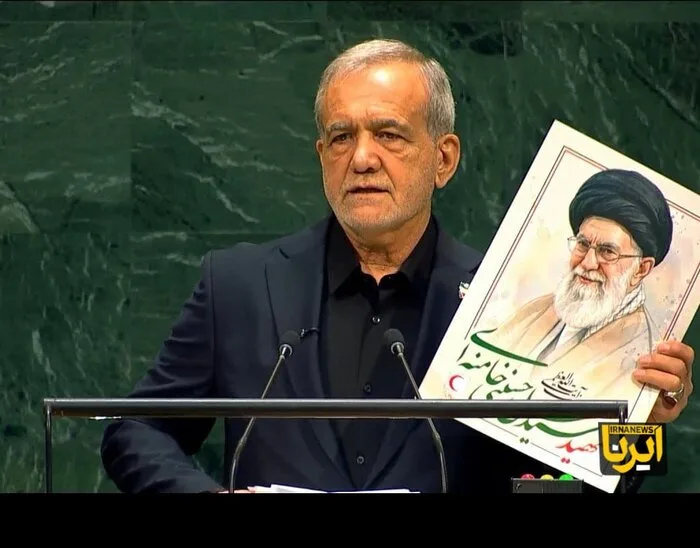 تصاویر رهبر شهید و شهدای دانش آموز در دستان پزشکیان در مجمع عمومی سازمان ملل + عکس