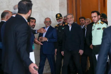 مسعود پزشکیان، رییس جمهور و احمدرضا رادان، فرمانده کل انتظامی جمهوری اسلامی ایران در مراسم گشایش نخستین دبیرستان هوشمند پلیس
