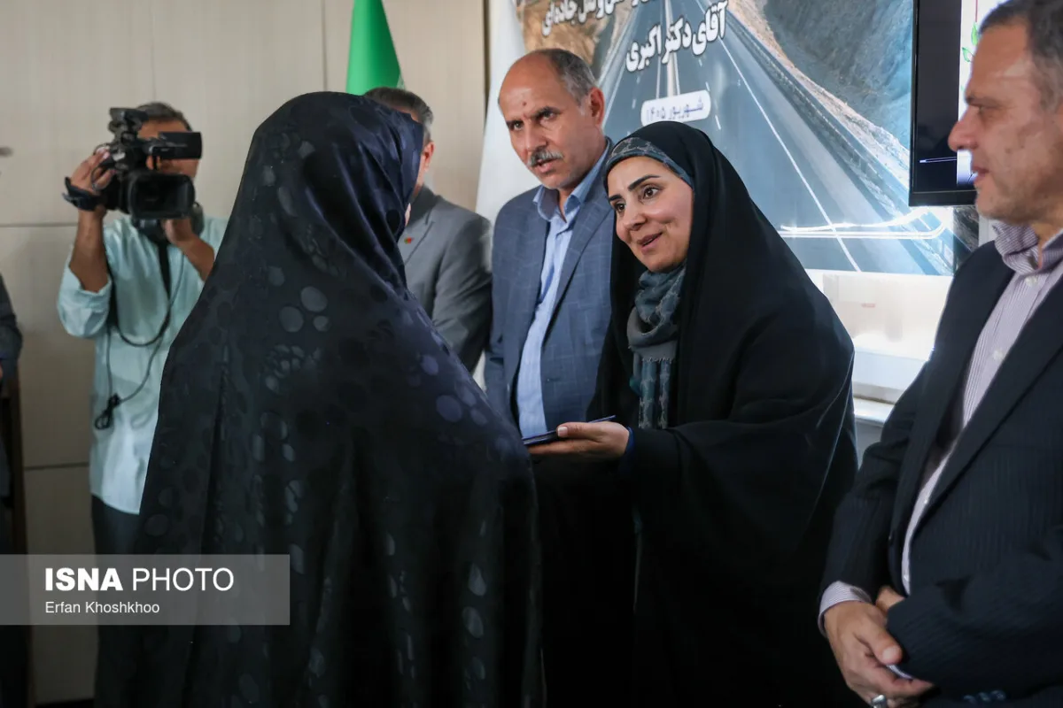 تجلیل از خانواده شهدای راهداری توسط فرزانه صادق مالواجرد، در راهدارخانه نیک‌پی