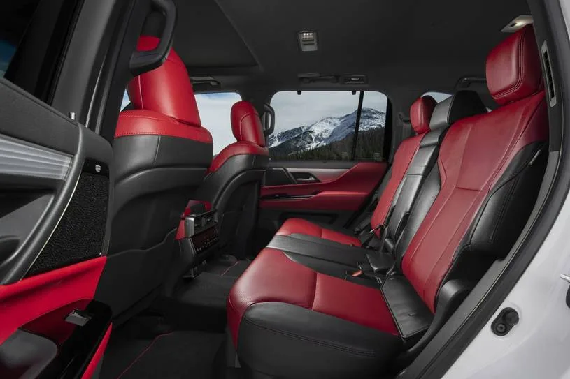 نمای کابین لکسوس LX600 F Sport