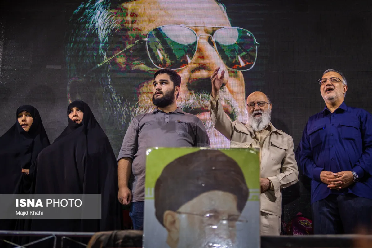 علیرضا زاکانی، شهردار تهران و مهدی چمران، رئیس شورای شهر تهران در مراسم رونمایی از تندیس سردار شهید امیرعلی حاجی‌زاده