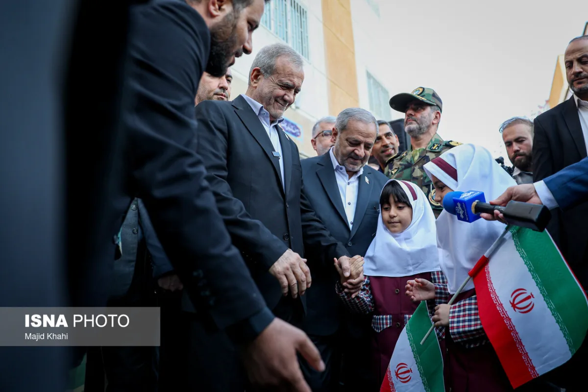 مسعود پزشکیان، رییس جمهور و علیرضا کاظمی، وزیر آموزش و پرورش در آیین آغاز سال تحصیلی ۱۴۰۶-۱۴۰۵