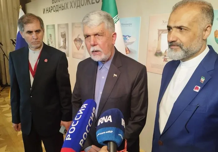 گشایش نمایشگاه هنر ایران در مسکو؛‌ تأکید وزیر ارشاد بر ضرورت چندجانبه‌گرایی فرهنگی