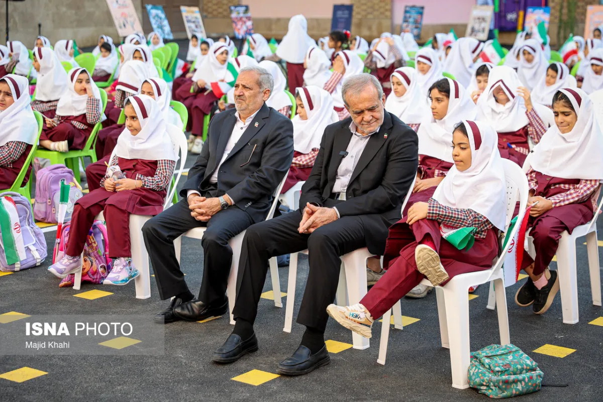 مسعود پزشکیان، رییس جمهور و علیرضا کاظمی، وزیر آموزش و پرورش در آیین آغاز سال تحصیلی ۱۴۰۶-۱۴۰۵