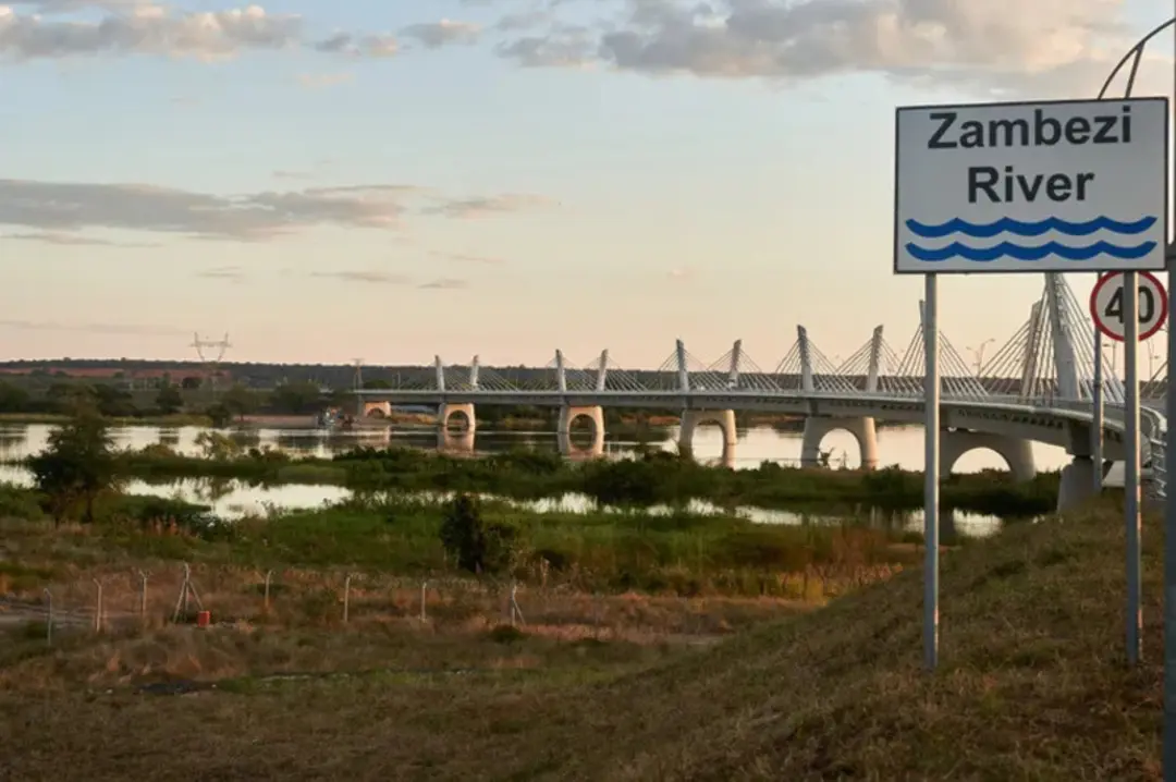رودخانه زامبزی (Zambezi River) با پلی مدرن در پسزمینه