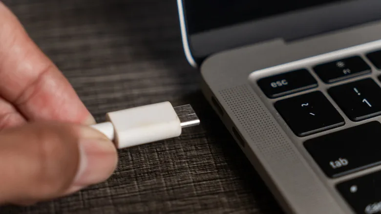 نماد D کنار پورت USB