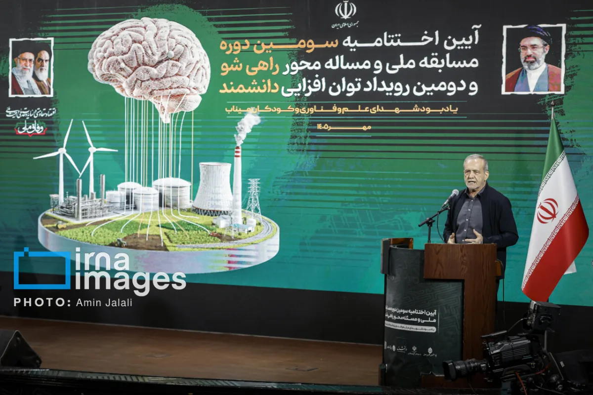 پزشکیان در اختتامیه «راهی‌شو»/ از گپ‌وگفت وزیر دفاع روحانی با رئیس‌جمهور تا حضور رییس دفتر پزشکیان + تصاویر
