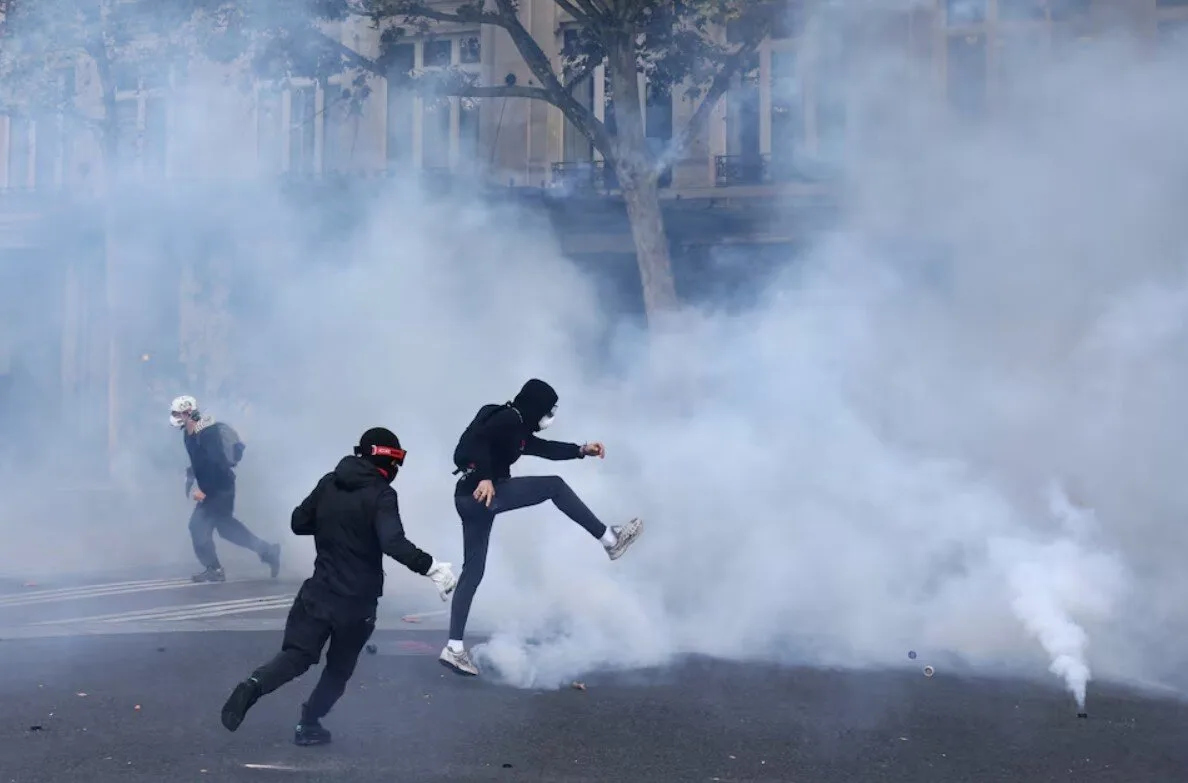 فرانسه در آتش اعتراض و خشونت از غارت فروشگاهها تا آتشگرفتن ساختمانهای دولتی و تاریخی/ بلژیک، پرتغال، ایتالیا و آلبانی هم ناآرام شد+تصاویر