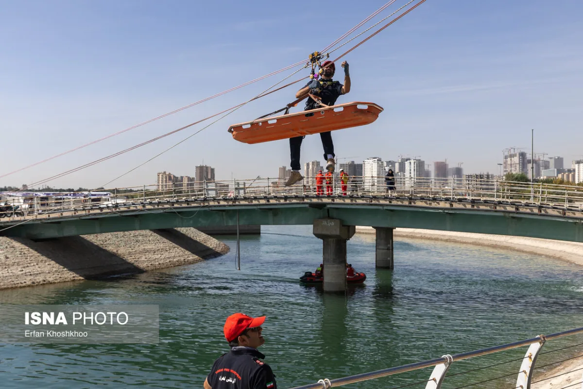 مانور سیل در دریاچه چیتگر تهران