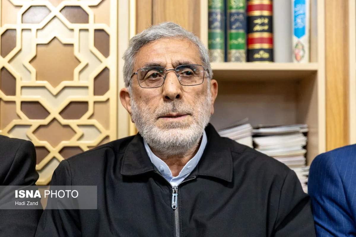 اسماعیل قاآنی، فرمانده نیروی قدس سپاه در مراسم یادبود مادر حمید پورمحمدی، رییس سازمان برنامه و بودجه
