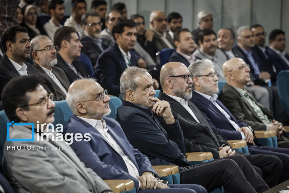 پزشکیان در اختتامیه «راهی‌شو»/ از گپ‌وگفت وزیر دفاع روحانی با رئیس‌جمهور تا حضور رییس دفتر پزشکیان + تصاویر