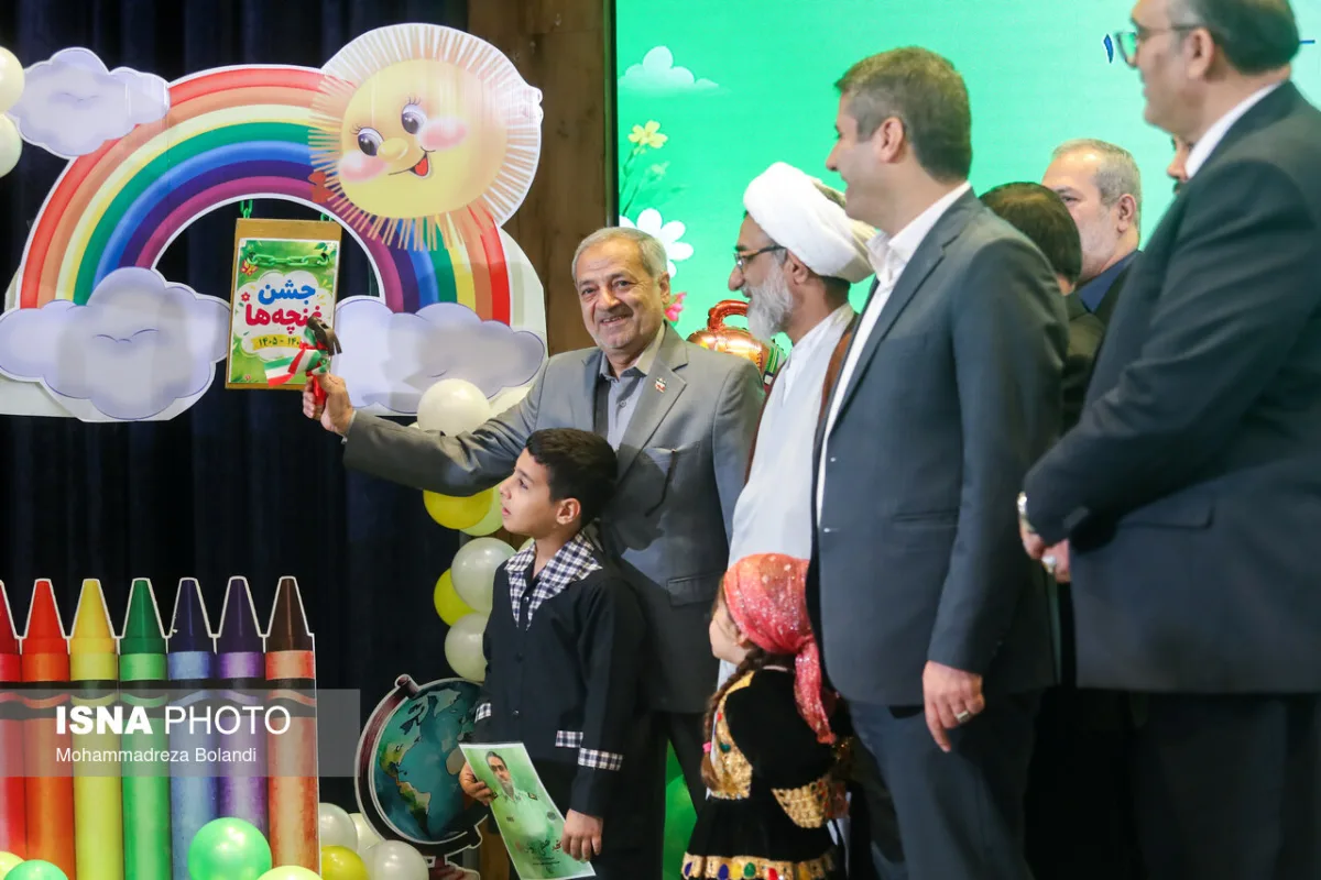 علیرضا کاظمی، وزیر آموزش و پرورش و عبدالحسین خسرو پناه، دبیر شورای عالی انقلاب فرهنگی در آیین جشن غنچه‌ها