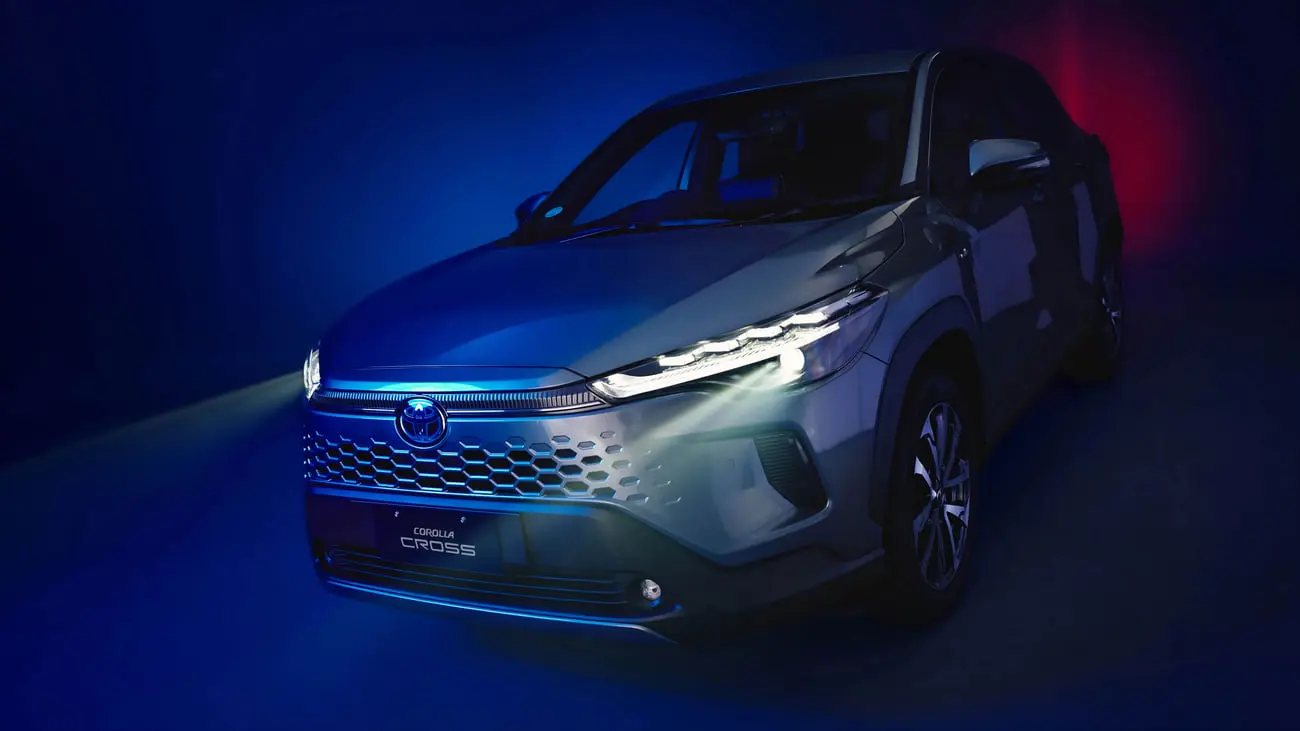 خودرو تویوتا کورولا کراس (Toyota Corolla Cross) با چراغهای روشن در فضای استودیویی