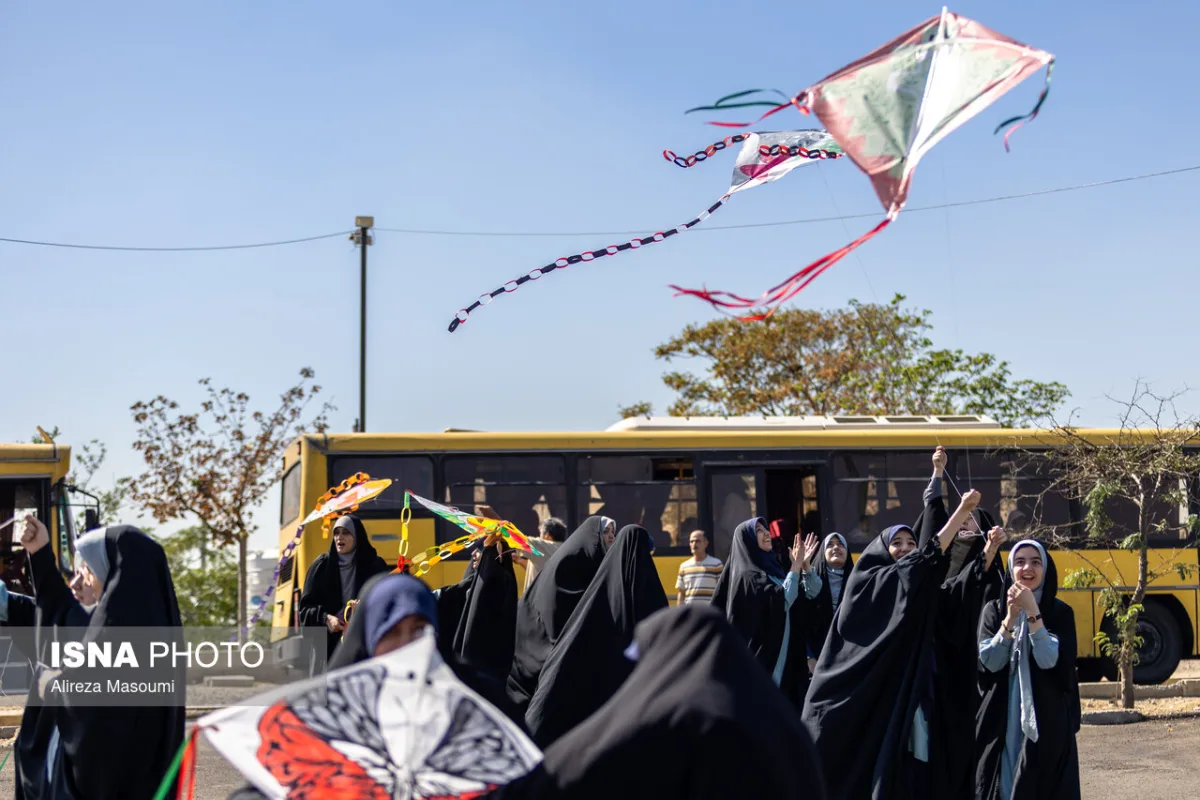 پرواز بادبادک ها به یاد کودکان میناب