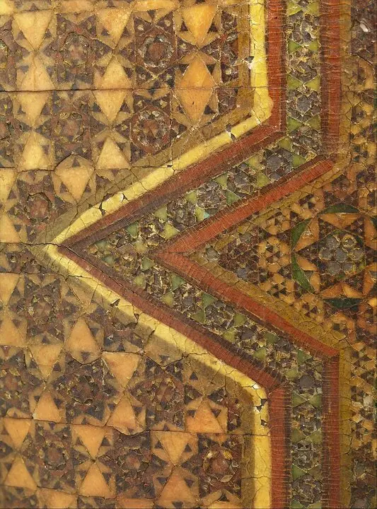 نقوش هندسی و تزئینات سنتی روی بدنه تنبک قاجاری