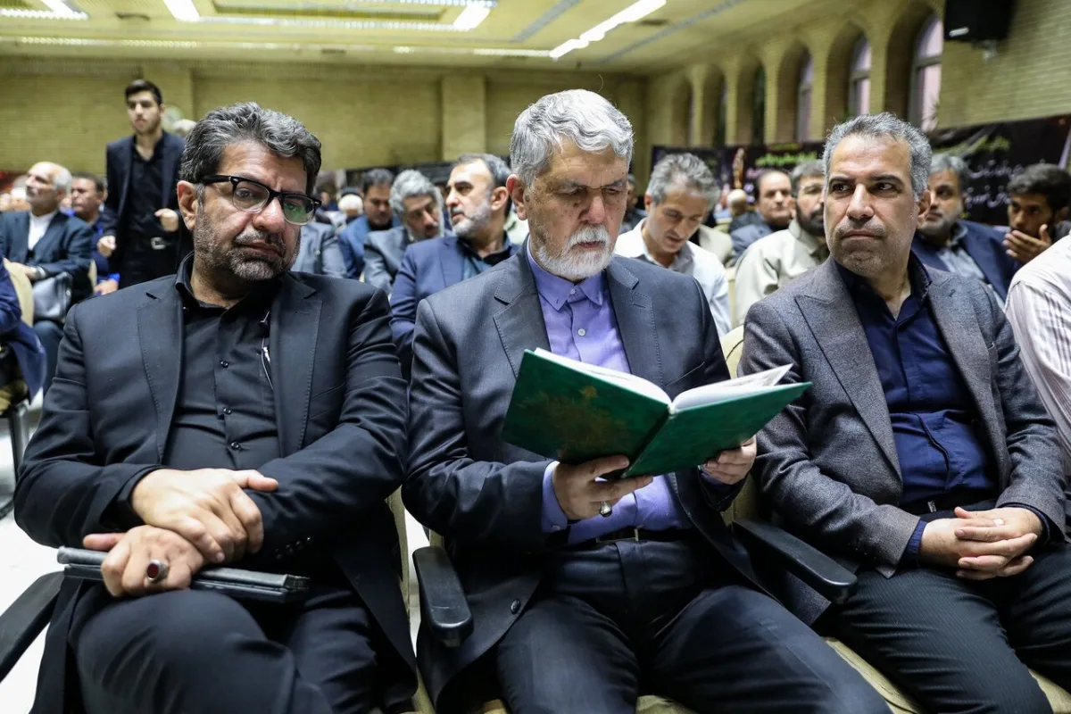 تصاویر حضور پزشکیان در ختم خواهر عراقچی؛ وزیر در معرض استیضاح در حال قرآن خوانی/ استاندار و نایب رییس مجلس در کنار هم/ قائم پناه هم بود