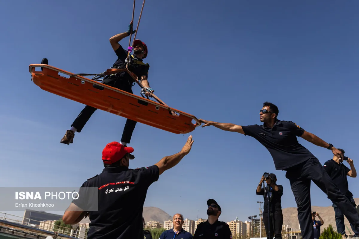 مانور سیل در دریاچه چیتگر تهران