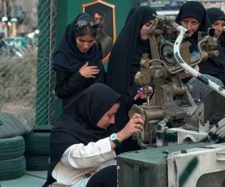 آموزش زنان جانفدا در کارگاه پدافند هوایی میدان هفت تیر تهران + تصویر