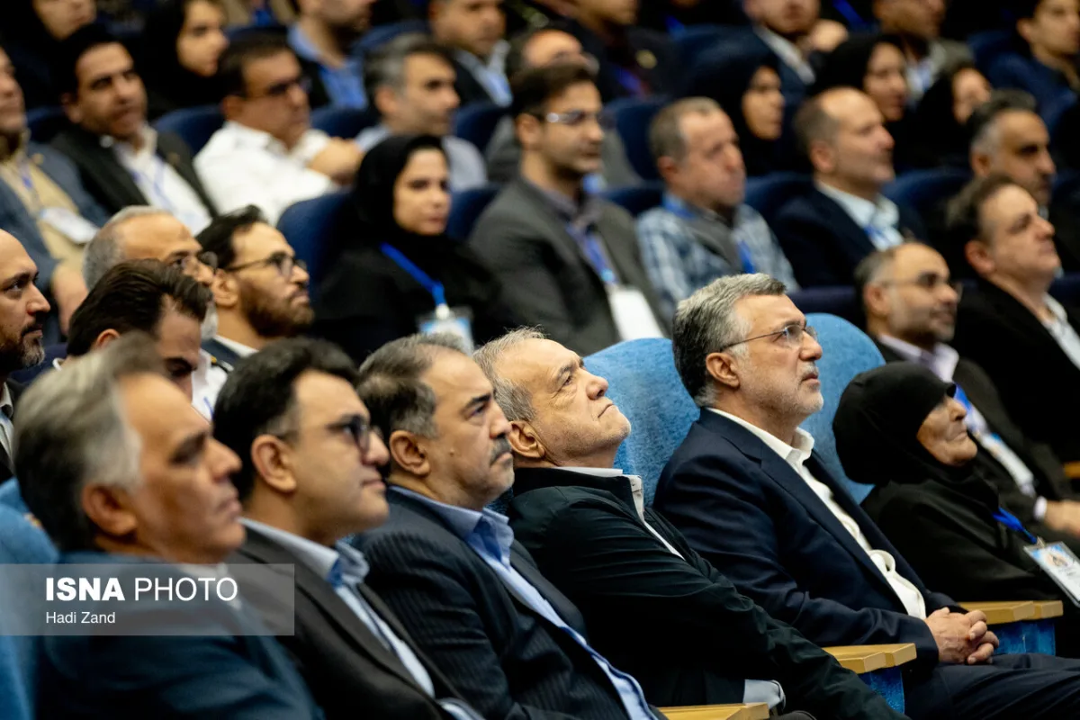 مسعود پزشکیان رئیس جمهور و محمدرضا ظفرقندی وزیر بهداشت در مراسم گرامیداشت روز پرستار