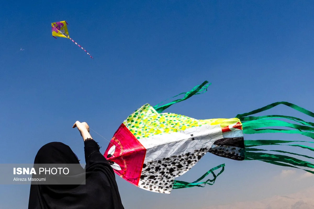 پرواز بادبادک ها به یاد کودکان میناب