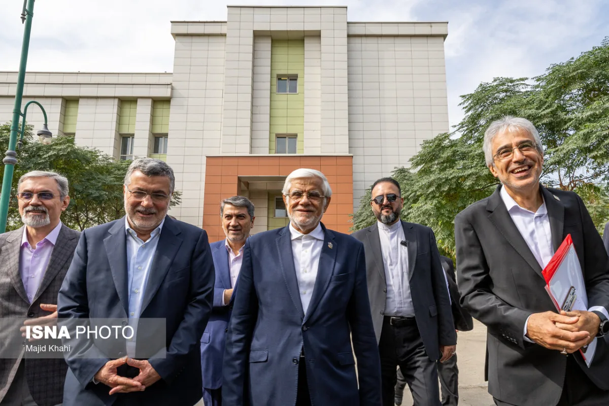 محمدرضا عارف معاون اول رئیس جمهور و محمد رضا ظفرقندی، وزیر بهداشت در مراسم افتتاح اولین مرکز تشخیص و درمان سرطان کودکان