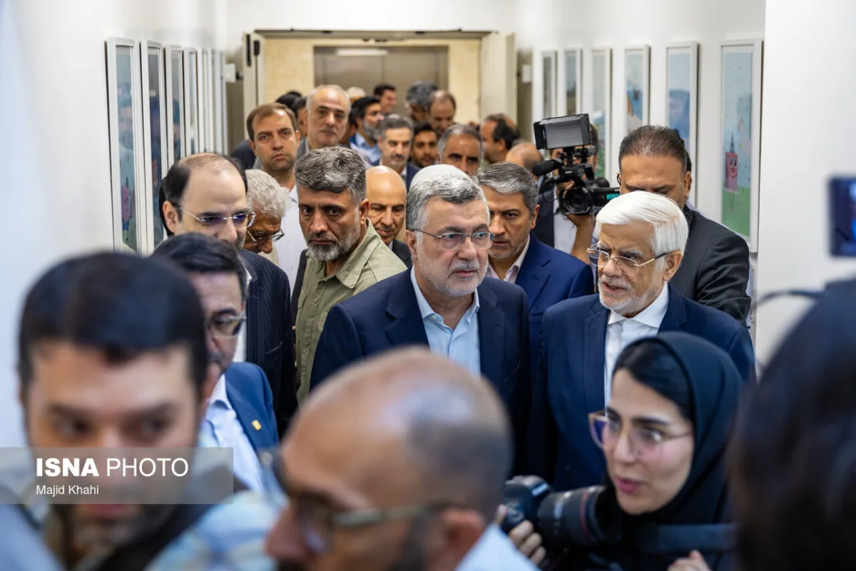 محمدرضا عارف معاون اول رئیس جمهور و محمد رضا ظفرقندی، وزیر بهداشت در مراسم افتتاح اولین مرکز تشخیص و درمان سرطان کودکان