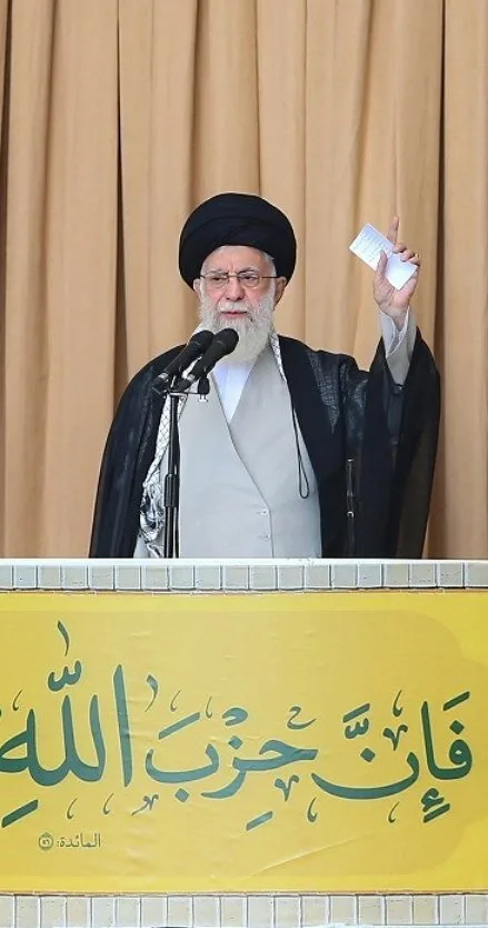 تکبیر آیتالله سیدمجتبی خامنهای در هنگام ایراد خطبهی نماز جمعه نصر توسط رهبر شهید + تصویر