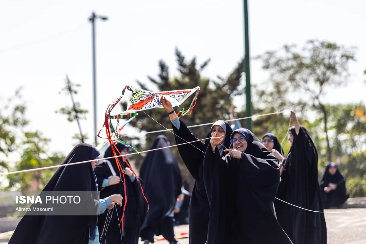 پرواز بادبادک ها به یاد کودکان میناب