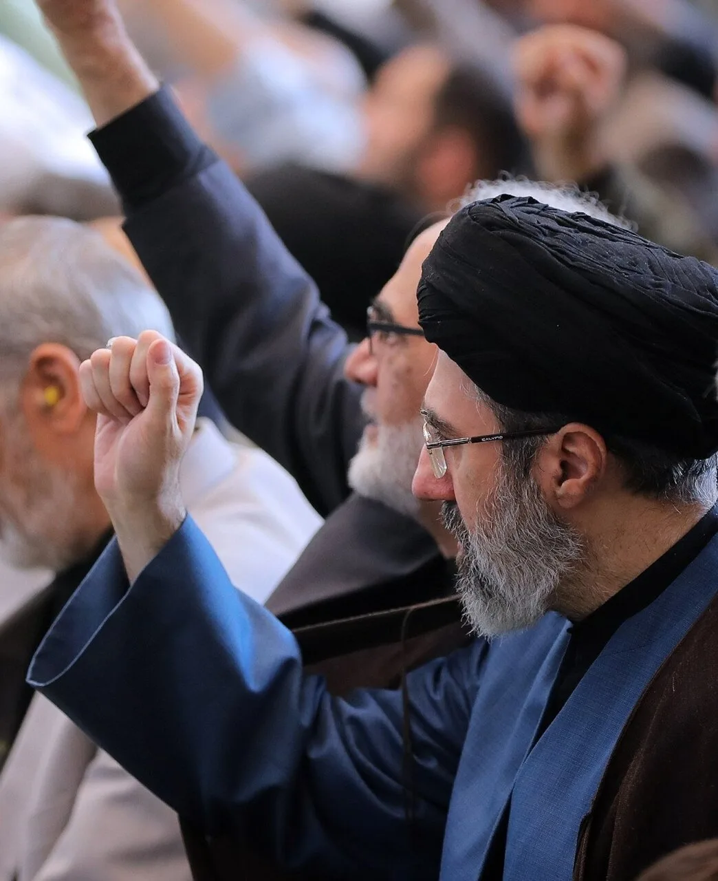 تکبیر آیتالله سیدمجتبی خامنهای در هنگام ایراد خطبهی نماز جمعه نصر توسط رهبر شهید + تصویر