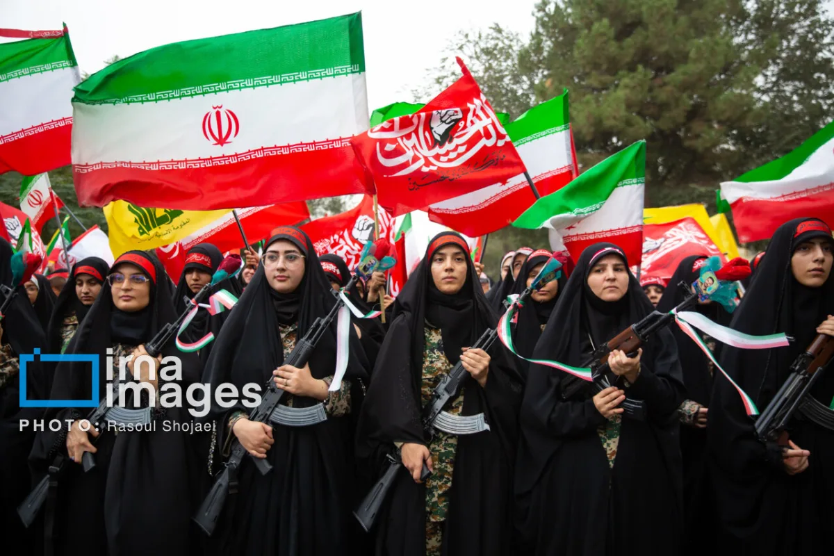 رزمایش جانفدایان در اصفهان؛ زنان با باتوم، اسلحه و کلت/ حسین طائب بدون لباس روحانیت/ تصویر «سرباز در گهواره امام مجتبی خامنهای»/ نقدعلی هم بود + عکس