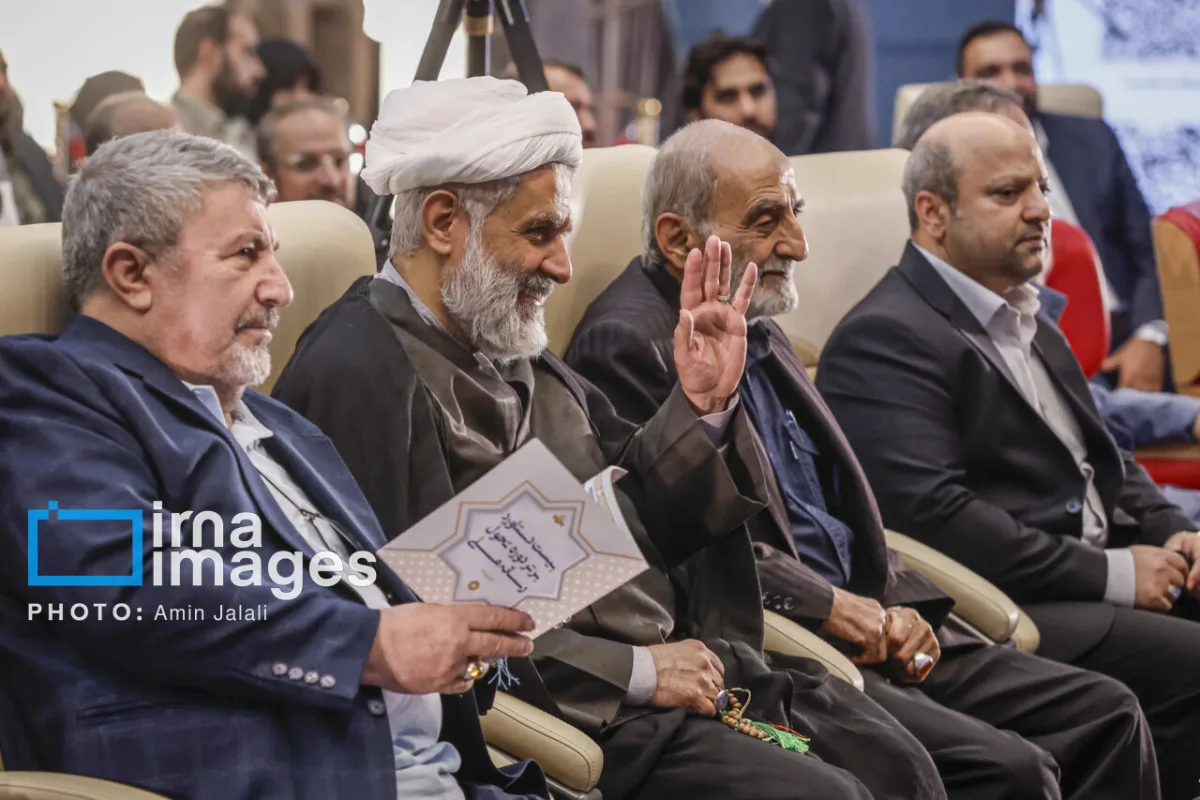 طائب و شریعتمداری و معاون پزشکیان در اختتامیه جشنواره رسانهای «ابوذر»/ داماد حدادعادل و وحید جلیلی هم بودند/ سپاهیان کوچک در آغوش حسین طائب + تصاویر