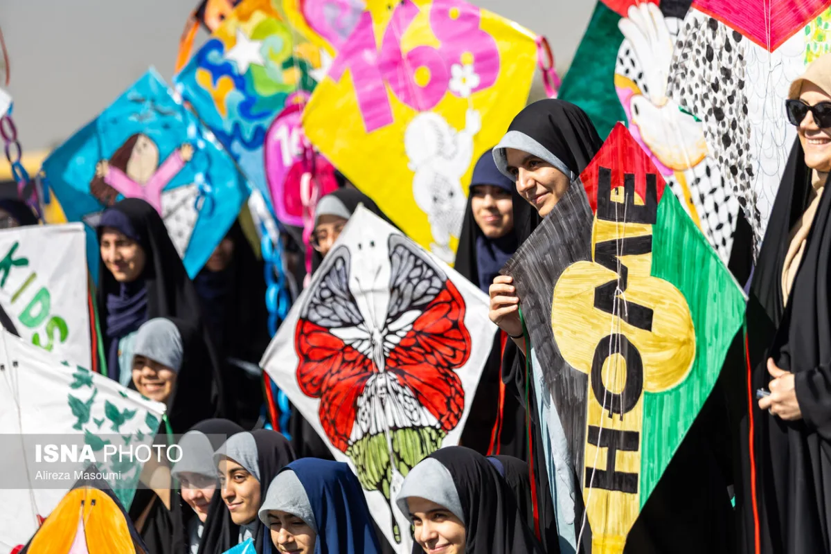 پرواز بادبادک ها به یاد کودکان میناب