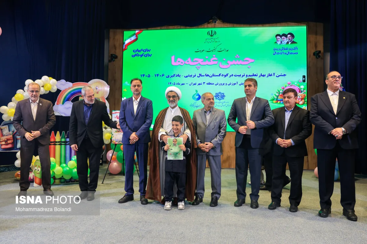 علیرضا کاظمی، وزیر آموزش و پرورش و عبدالحسین خسرو پناه، دبیر شورای عالی انقلاب فرهنگی در آیین جشن غنچه‌ها