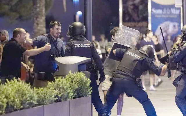 پلیس اسپانیا علیه معترضان گاز اشک‌آور شلیک کرد
