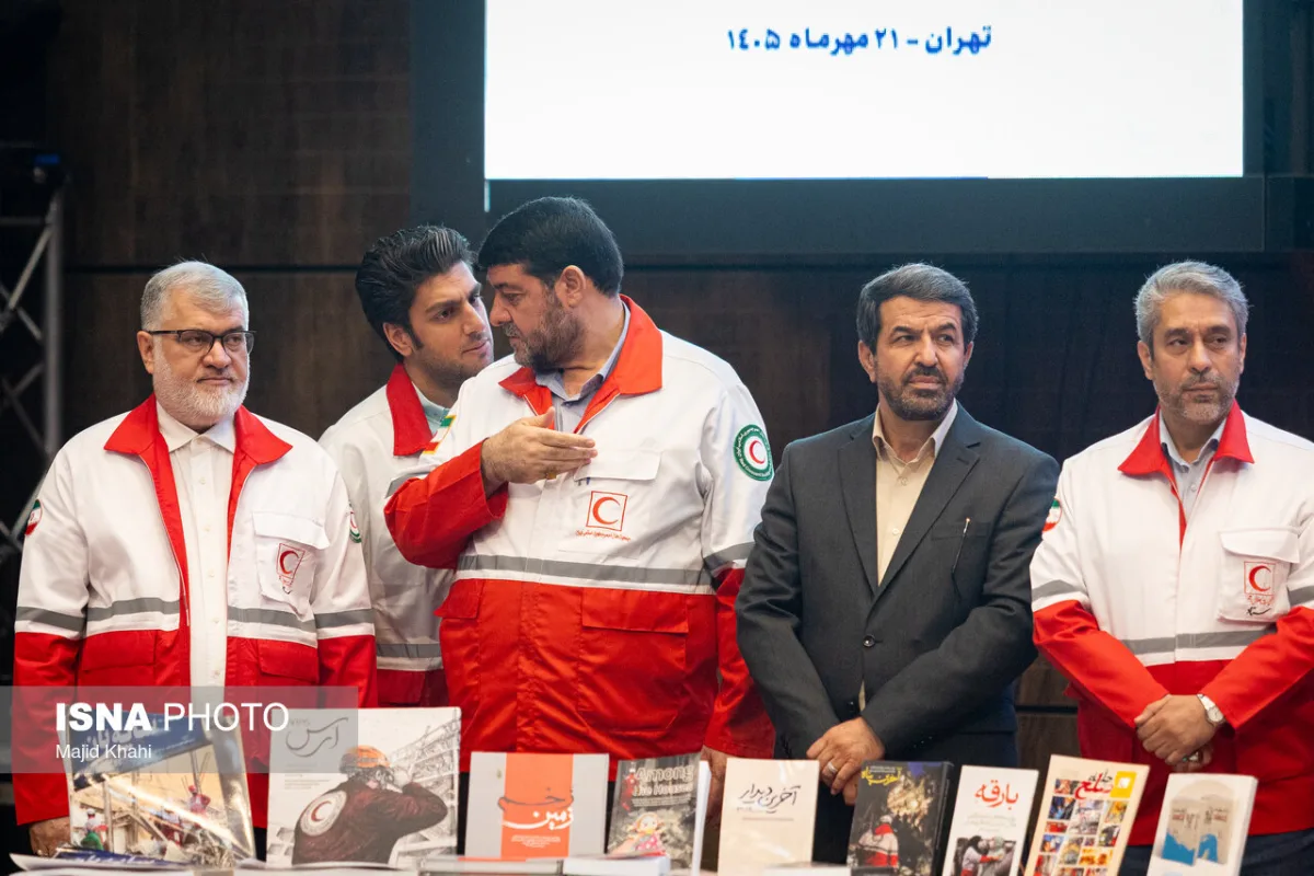 پیرحسین کولیوند، رئیس جمعیت هلال احمر و محمد صادق معتمدیان، استاندار تهران در مراسم تجلیل از امدادگران جنگ رمضان