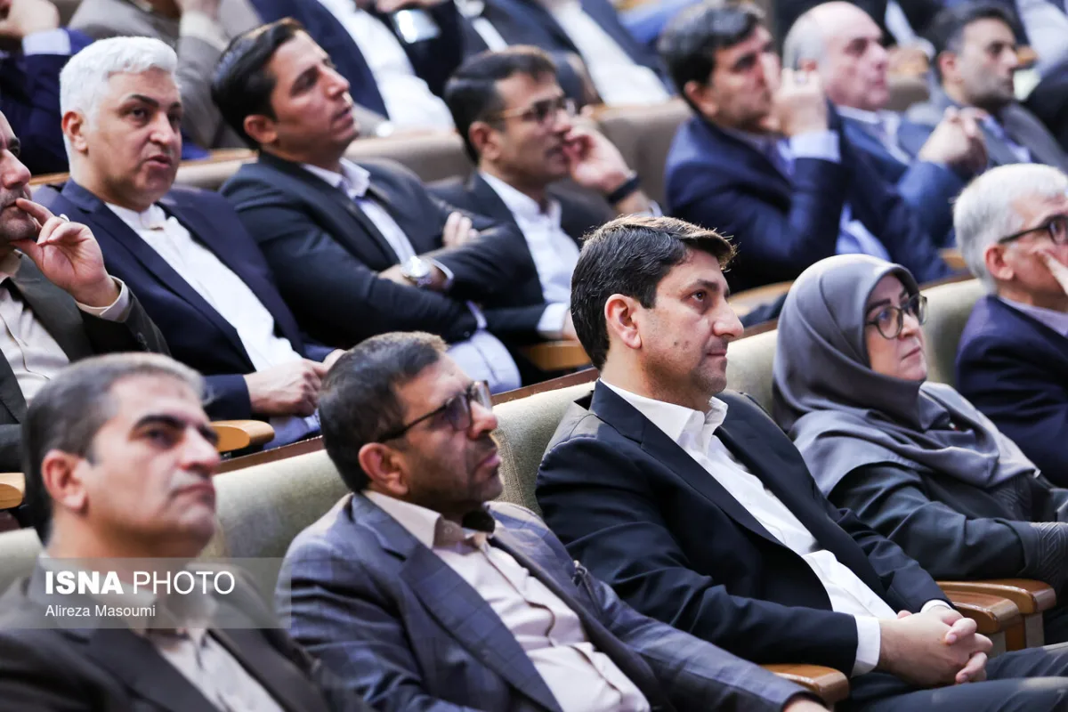 ستار هاشمی، وزیر ارتباطات و فنآوری اطلاعات و فاطمه مهاجرانی، سخنگوی دولت در مراسم افتتاحیه هفته جهانی فضا