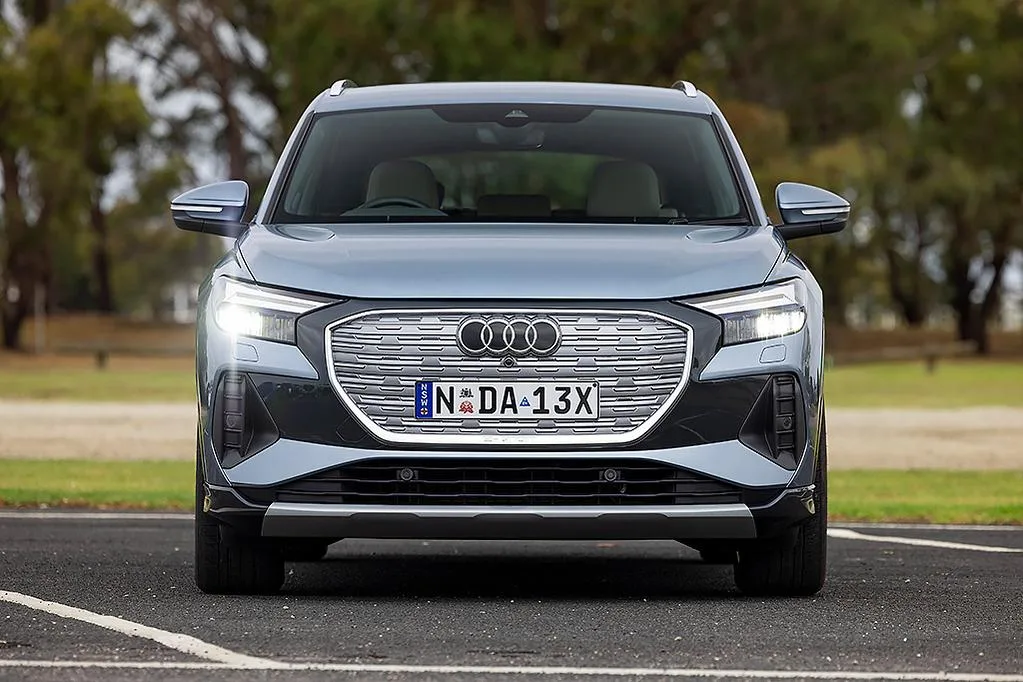 نمای جلو آئودی Q4 e-tron 45 مدل 2026