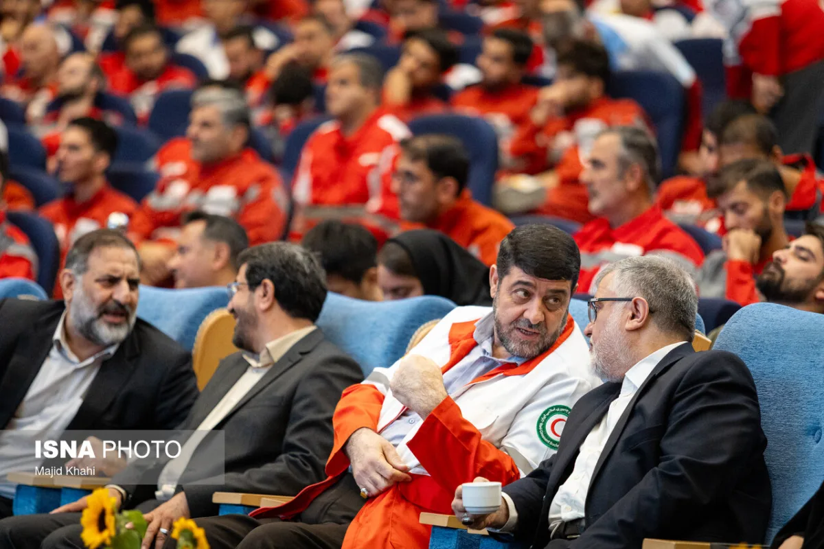 پیرحسین کولیوند، رئیس جمعیت هلال احمر و محمد صادق معتمدیان، استاندار تهران در مراسم تجلیل از امدادگران جنگ رمضان