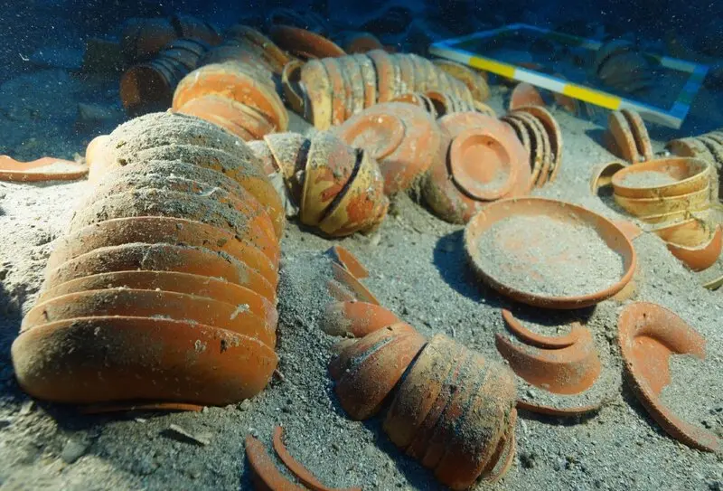ظروف سفالی باستانی (Ancient Pottery) در بستر دریا در محل غرق شدن کشتی