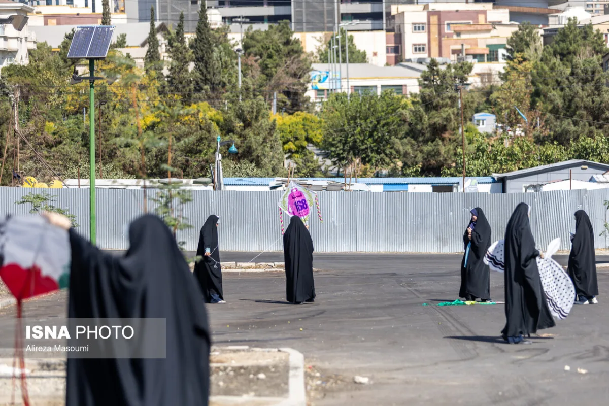 پرواز بادبادک ها به یاد کودکان میناب
