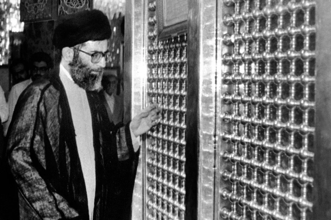 حضور رهبر شهید در حرم حضرت زینب(س)/ بوسه آیت الله سید علی خامنهای بر ضریح + تصاویر