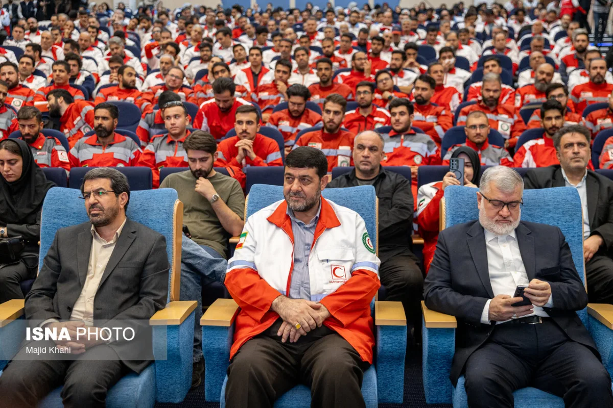 پیرحسین کولیوند، رئیس جمعیت هلال احمر و محمد صادق معتمدیان، استاندار تهران در مراسم تجلیل از امدادگران جنگ رمضان