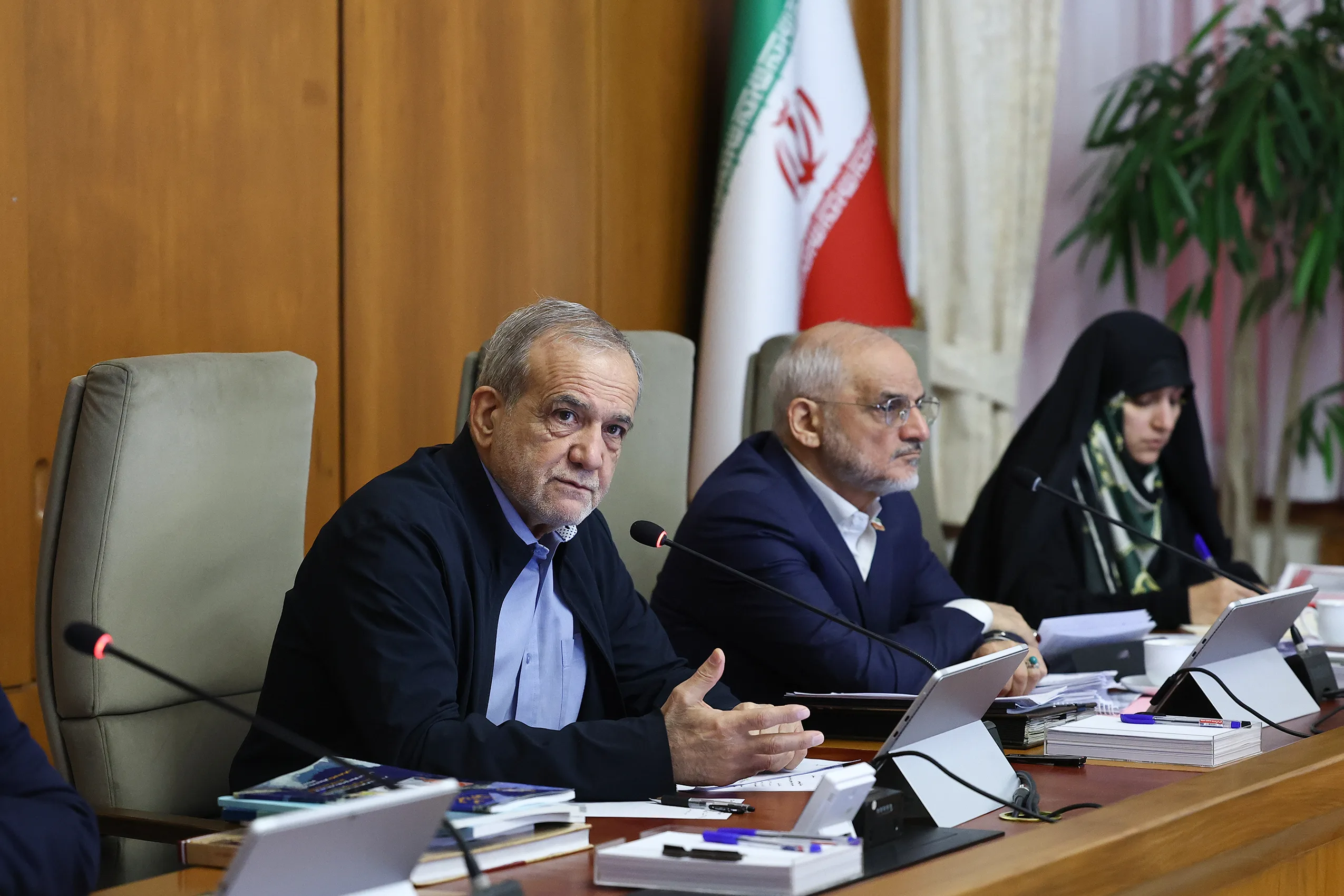 دولت برای تحقق تدابیر رهبر معظم انقلاب و عبور کشور از شرایط «نه جنگ، نه صلح» تلاش می‌کند