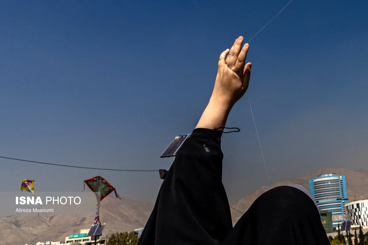 پرواز بادبادک ها به یاد کودکان میناب