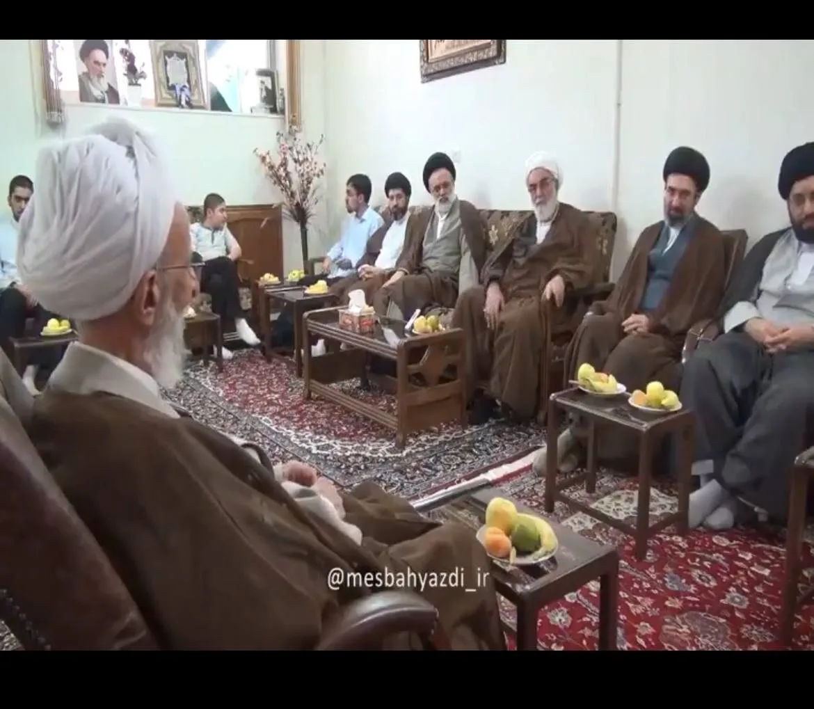 حضور آیت الله سید مجتبی خامنهای در منزل مصباح یزدی + تصاویر