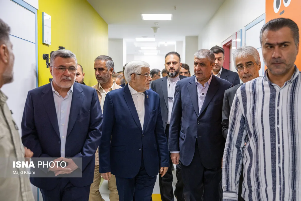 محمد اسلامی، رئیس سازمان انرژی اتمی، محمدرضا عارف معاون اول رئیس جمهور و محمد رضا ظفرقندی، وزیر بهداشت در مراسم افتتاح اولین مرکز تشخیص و درمان سرطان کودکان