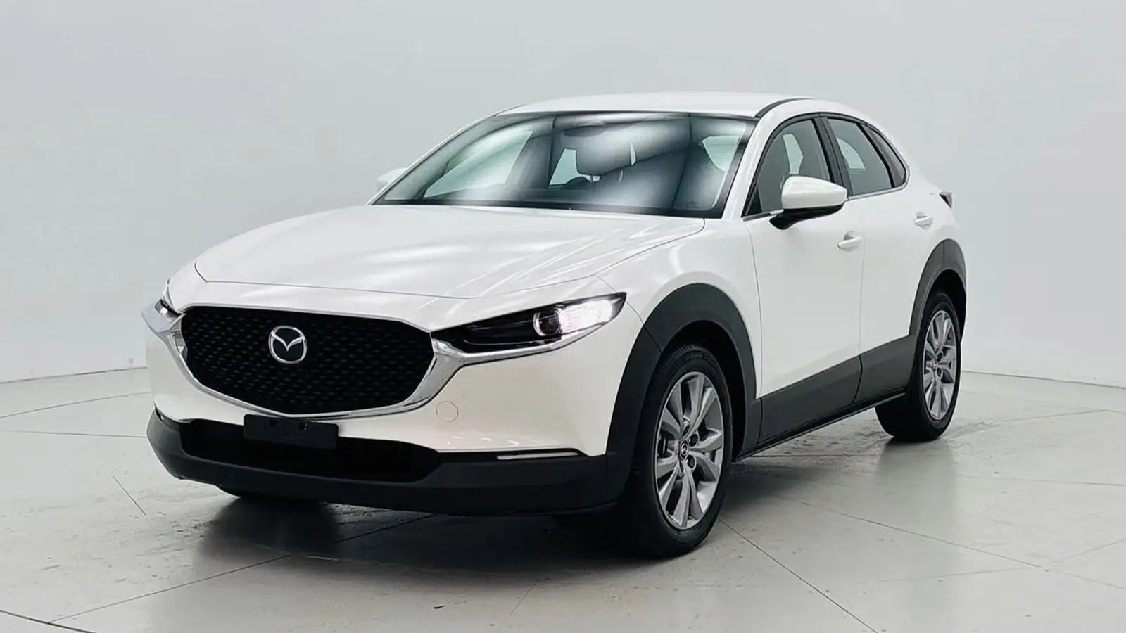 تصویر از کراساوور مزدا CX-30 سفید در استودیو