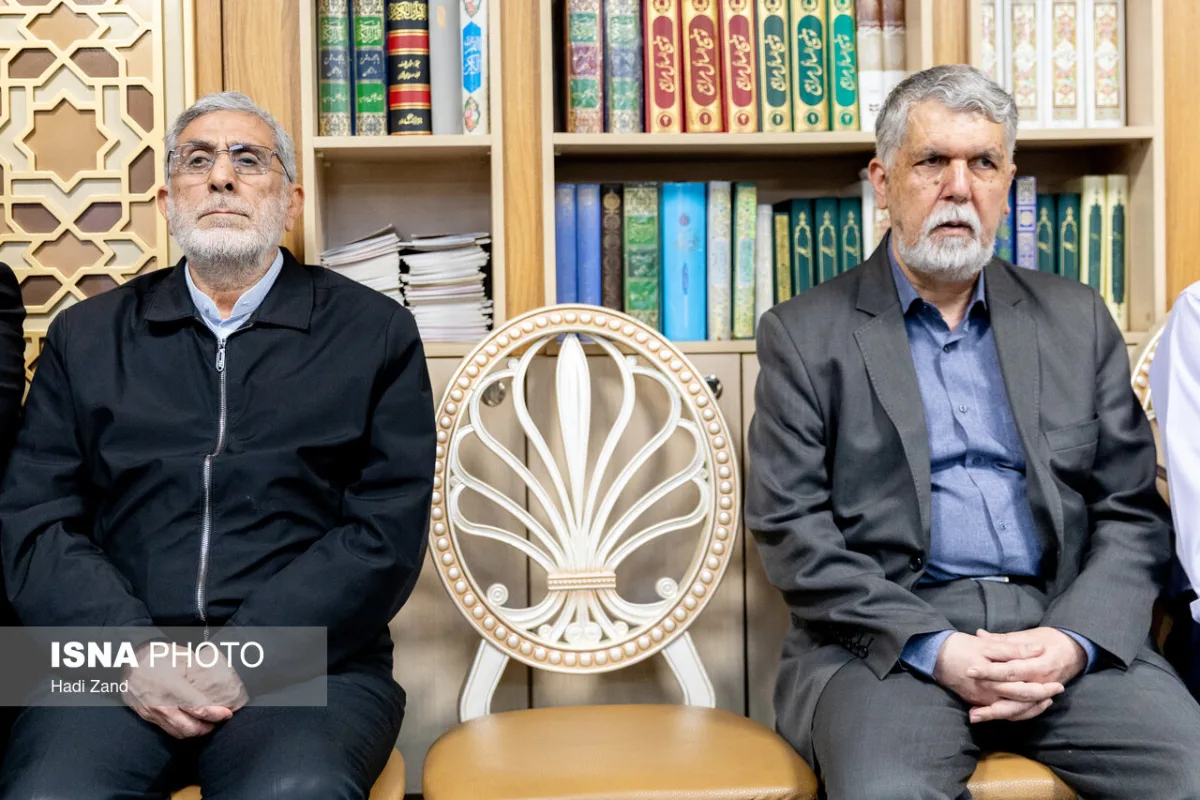 عباس صالحی، وزیر ارشاد و اسماعیل قاآنی، فرمانده نیروی قدس سپاه در مراسم یادبود مادر حمید پورمحمدی، رییس سازمان برنامه و بودجه