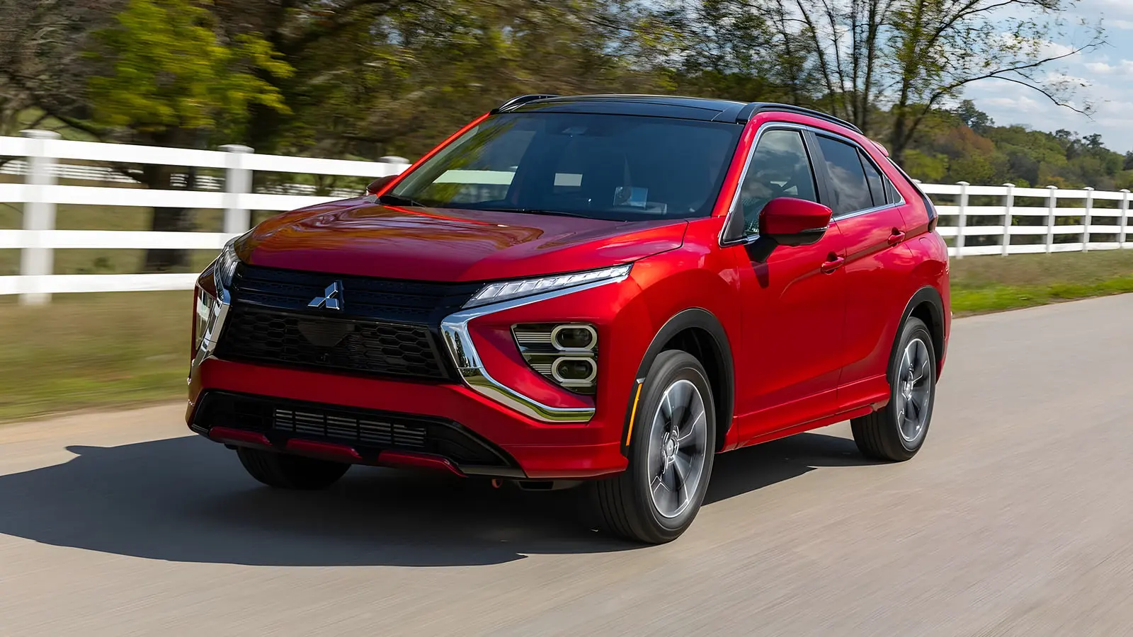 خودرو میتسوبیشی اکلیپس کراس (Mitsubishi Eclipse Cross) در حال حرکت در جاده